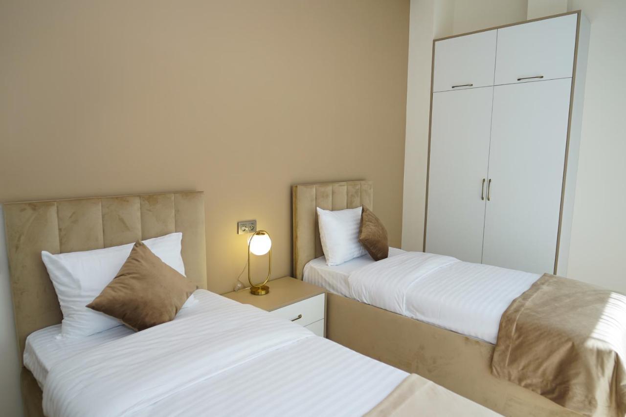 B&M Hotel 耶烈万 外观 照片